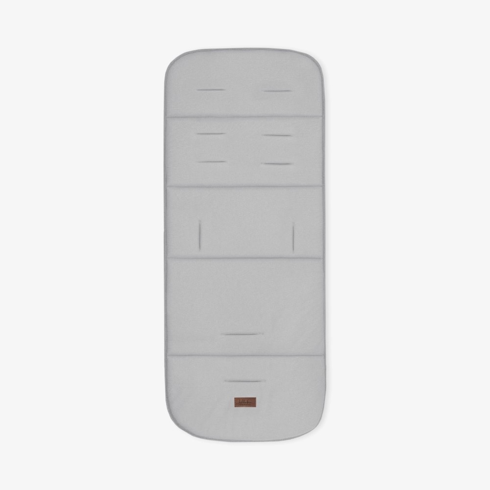 Η φωτογραφία δείχνει Αναβαθμίστε την άνεση του καροτσιού σας με την επένδυση καροτσιού BUTTERFLY DANCE! Σχεδιασμένο για επιπλέον απαλότητα και υποστήριξη, αυτή η κομψή και αναστρέψιμη επένδυση βελτιώνει τη βόλτα του μωρού σας προσθέτοντας μια νότα προσωπικότητας.