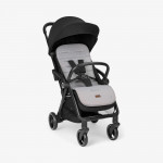 Η φωτογραφία δείχνει Αναβαθμίστε την άνεση του καροτσιού σας με την επένδυση καροτσιού BUTTERFLY DANCE! Σχεδιασμένο για επιπλέον απαλότητα και υποστήριξη, αυτή η κομψή και αναστρέψιμη επένδυση βελτιώνει τη βόλτα του μωρού σας προσθέτοντας μια νότα προσωπικότητας.