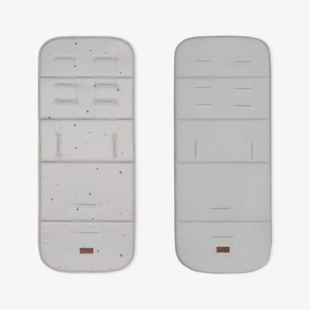 Η φωτογραφία δείχνει Αναβαθμίστε την άνεση του καροτσιού σας με την επένδυση καροτσιού BUTTERFLY DANCE! Σχεδιασμένο για επιπλέον απαλότητα και υποστήριξη, αυτή η κομψή και αναστρέψιμη επένδυση βελτιώνει τη βόλτα του μωρού σας προσθέτοντας μια νότα προσωπικότητας.