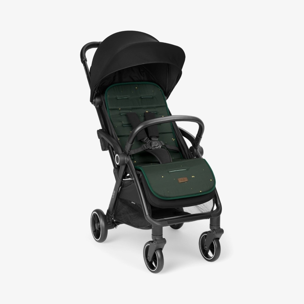 Η φωτογραφία δείχνει Αναβαθμίστε την άνεση του καροτσιού σας με την επένδυση καροτσιού BUTTERFLY DANCE! Σχεδιασμένο για επιπλέον απαλότητα και υποστήριξη, αυτή η κομψή και αναστρέψιμη επένδυση βελτιώνει τη βόλτα του μωρού σας προσθέτοντας μια νότα προσωπικότητας.