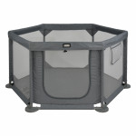 Η φωτογραφία δείχνει Το νέο πολύγονο υφασμάτινο παρκοκρέβατο Cool της BebeStars σχεδιάστηκε σε σχήμα εξάγωνου, ώστε να μην καταλαμβάνει μεγάλο χώρο στο δωμάτιο, αλλά να παρέχει αρκετό χώρο για τα παιδιά την ώρα του παιχνιδιού.