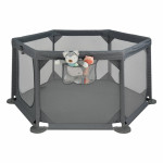 Η φωτογραφία δείχνει Το νέο πολύγονο υφασμάτινο παρκοκρέβατο Cool της BebeStars σχεδιάστηκε σε σχήμα εξάγωνου, ώστε να μην καταλαμβάνει μεγάλο χώρο στο δωμάτιο, αλλά να παρέχει αρκετό χώρο για τα παιδιά την ώρα του παιχνιδιού.