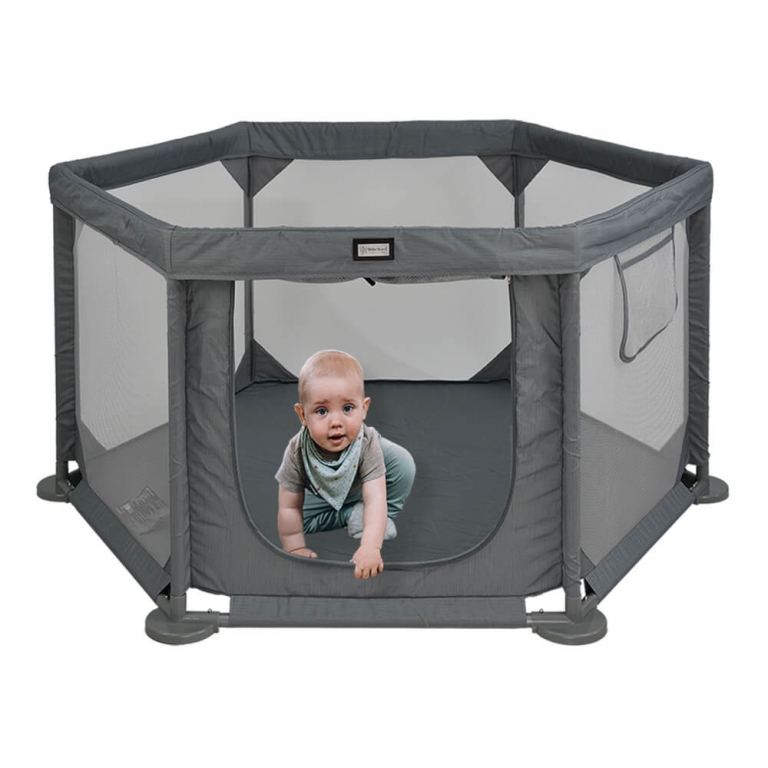 Η φωτογραφία δείχνει Το νέο πολύγονο υφασμάτινο παρκοκρέβατο Cool της BebeStars σχεδιάστηκε σε σχήμα εξάγωνου, ώστε να μην καταλαμβάνει μεγάλο χώρο στο δωμάτιο, αλλά να παρέχει αρκετό χώρο για τα παιδιά την ώρα του παιχνιδιού.