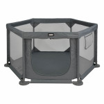 Η φωτογραφία δείχνει Το νέο πολύγονο υφασμάτινο παρκοκρέβατο Cool της BebeStars σχεδιάστηκε σε σχήμα εξάγωνου, ώστε να μην καταλαμβάνει μεγάλο χώρο στο δωμάτιο, αλλά να παρέχει αρκετό χώρο για τα παιδιά την ώρα του παιχνιδιού.