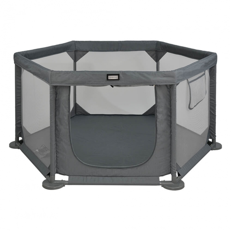 Η φωτογραφία δείχνει Το νέο πολύγονο υφασμάτινο παρκοκρέβατο Cool της BebeStars σχεδιάστηκε σε σχήμα εξάγωνου, ώστε να μην καταλαμβάνει μεγάλο χώρο στο δωμάτιο, αλλά να παρέχει αρκετό χώρο για τα παιδιά την ώρα του παιχνιδιού.