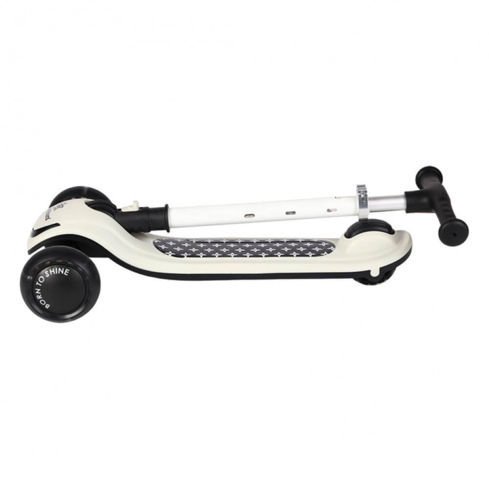 Η φωτογραφία δείχνει Το νέο πατίνι X-Ride της Bebe Stars είναι η καλύτερη συντροφιά των παιδιών σας, ώστε να διασκεδάζουν καθημερινά.