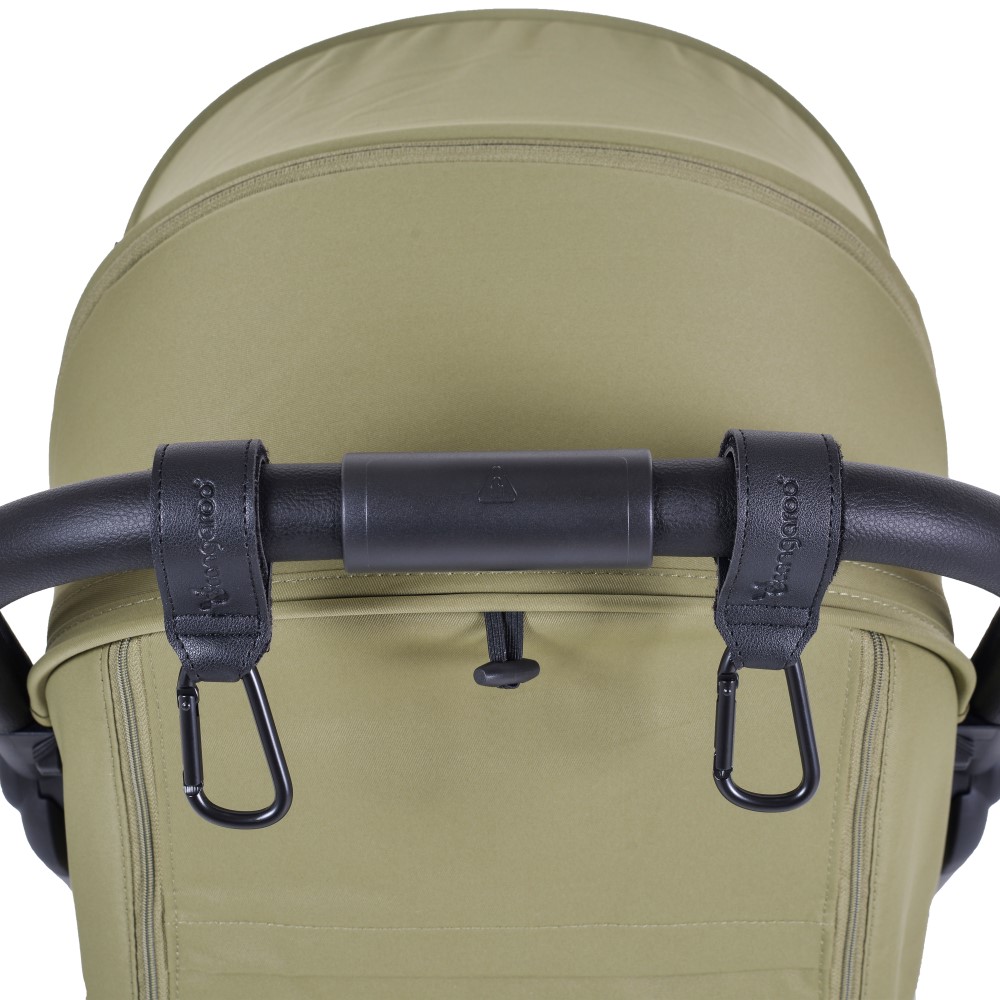 Το σετ περιλαμβάνει δύο γάντζους σχεδιασμένους για άνετη και ασφαλή σύνδεση διαφόρων τύπων αποσκευών στη λαβή ενός καροτσιού.