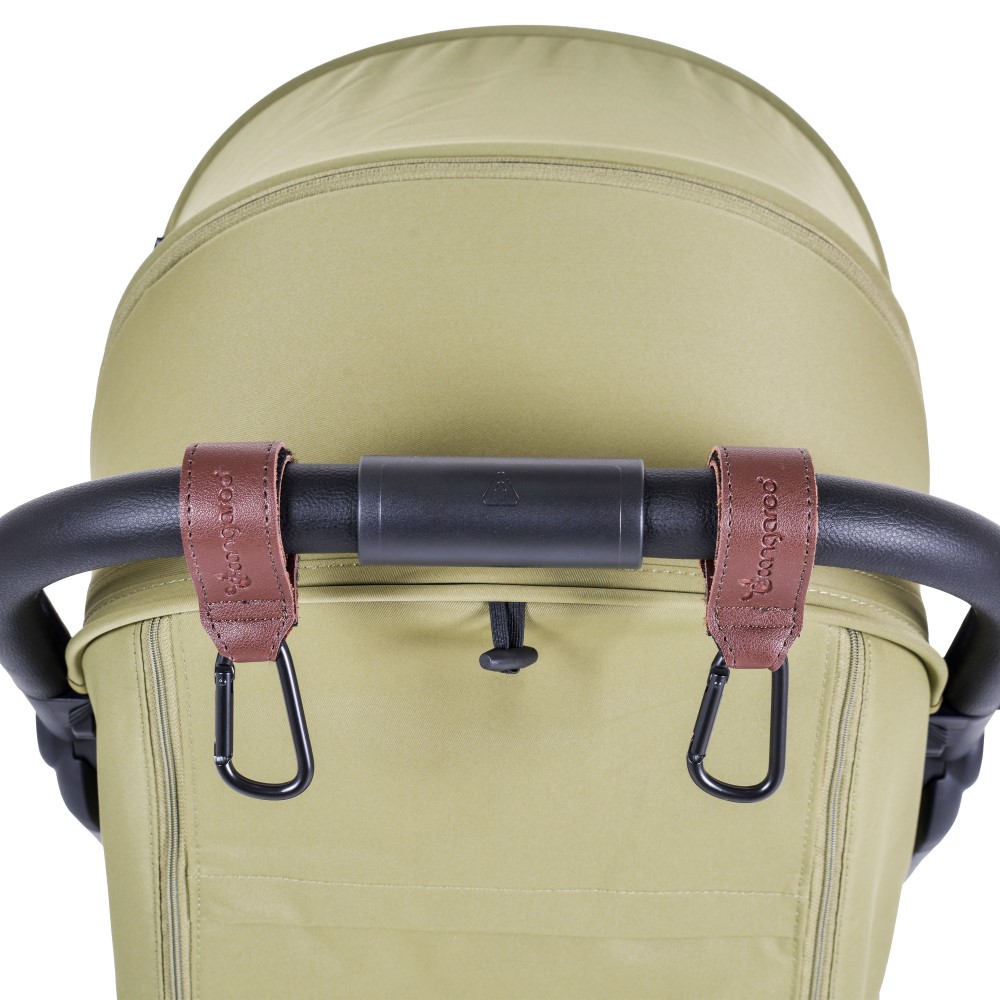 Η φωτογραφία δείχνει Το σετ περιλαμβάνει δύο γάντζους σχεδιασμένους για άνετη και ασφαλή σύνδεση διαφόρων τύπων αποσκευών στη λαβή ενός καροτσιού.