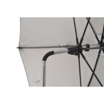 Η λαβή είναι εξοπλισμένη με ένα πλαστικό κλιπ στερέωσης που είναι συμβατό με τετράγωνα, στρογγυλά και οβάλ κουφώματα και κάνει την ομπρέλα ευέλικτη στην προσαρμογή της στο καρότσι.