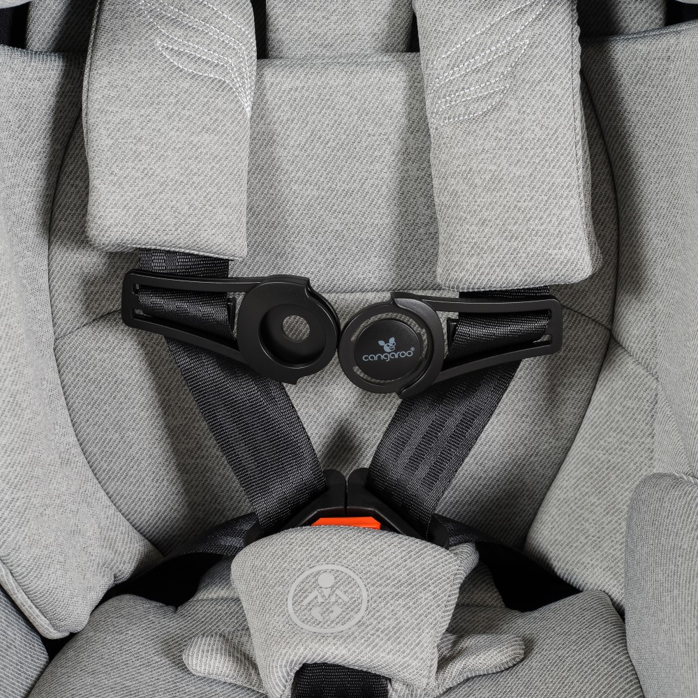 Σχεδιασμένο με γνώμονα την ασφάλεια, αυτό το κλιπ ζώνης ασφαλείας παρέχει πρόσθετη σταθερότητα στερεώνοντας τους δύο ιμάντες ώμου μεταξύ τους, μειώνοντας την πιθανότητα ένα παιδί να ελευθερωθεί από τη ζώνη ασφαλείας ενώ το όχημα βρίσκεται σε κίνηση.