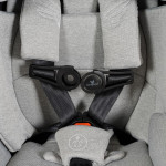 Σχεδιασμένο με γνώμονα την ασφάλεια, αυτό το κλιπ ζώνης ασφαλείας παρέχει πρόσθετη σταθερότητα στερεώνοντας τους δύο ιμάντες ώμου μεταξύ τους, μειώνοντας την πιθανότητα ένα παιδί να ελευθερωθεί από τη ζώνη ασφαλείας ενώ το όχημα βρίσκεται σε κίνηση.