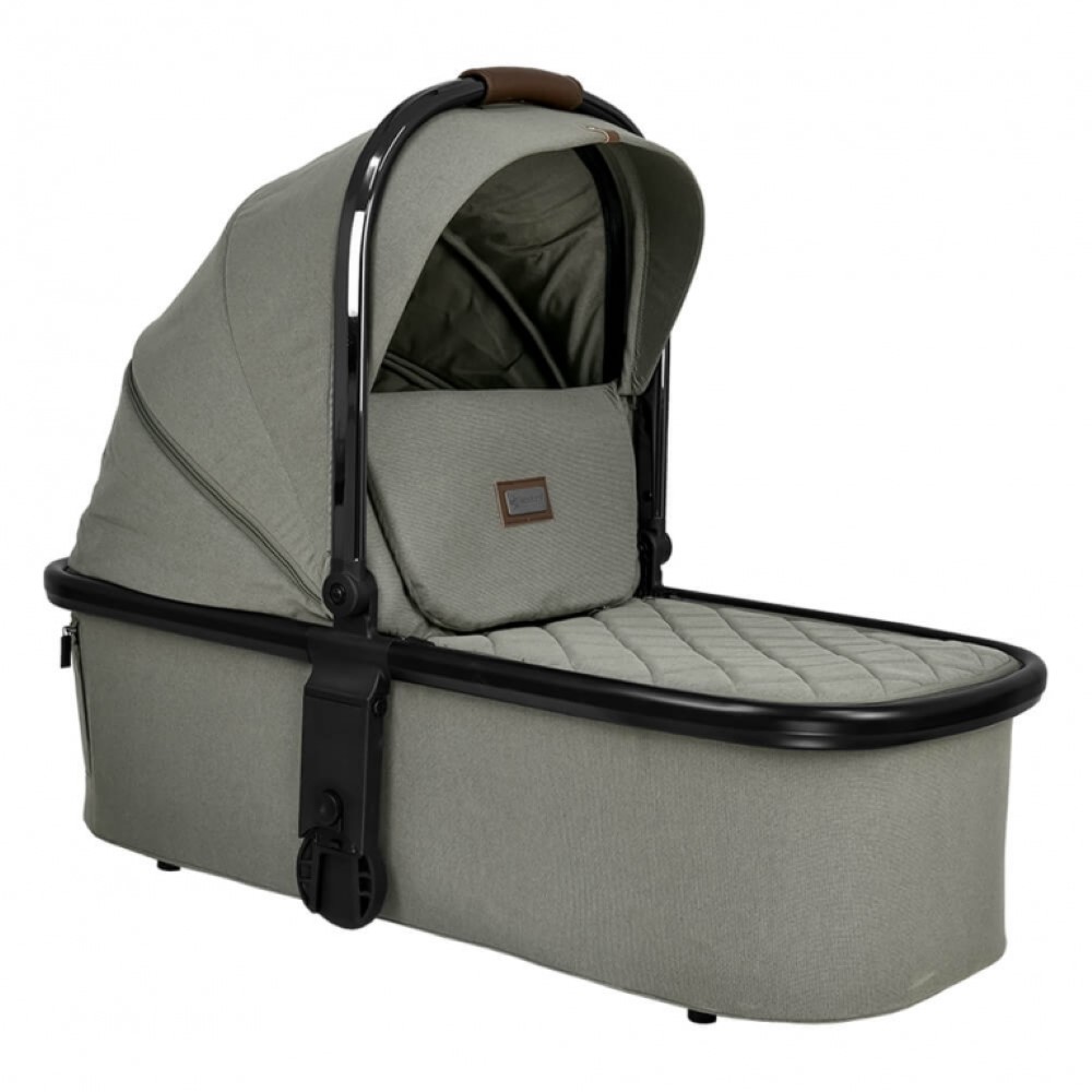 Η φωτογραφία δείχνει Μια εξαιρετική νέα προσθήκη ήρθε στην οικογένεια της Bebe Stars με σκοπό να διευκολύνει κάθε γονέα!Το Mirage 2 σε 1 πολυκαρότσι είναι στυλάτο, μοντέρνο, άνετο, ευέλικτο και όπως πάντα ποιοτικό  με την υπογραφή της Bebe Stars!Ο καινοτόμος αυτόματος μηχανισμός Quick –Twist το