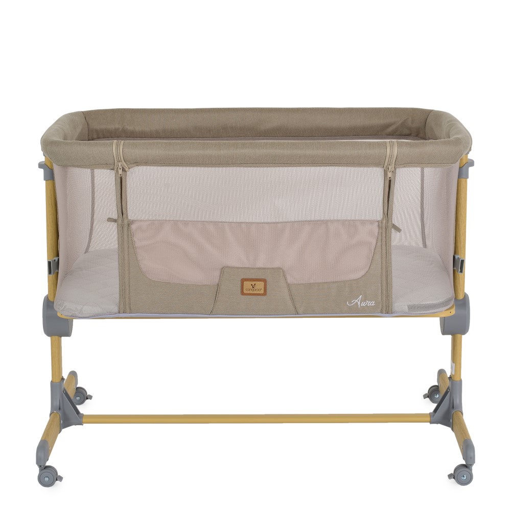 Η φωτογραφία δείχνει Το Aura Baby Bed δημιουργείται με προσοχή στην κάθε λεπτομέρεια, διασφαλίζοντας ότι το μωρό σας είναι πάντα κοντά σας! Πρακτικό, άνετο και ασφαλές, αυτό το πολυλειτουργικό βρεφικό κρεβάτι είναι η τέλεια λύση για τον ήρεμο ύπνο του παιδιού σας.