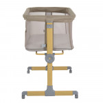 Η φωτογραφία δείχνει Το Aura Baby Bed δημιουργείται με προσοχή στην κάθε λεπτομέρεια, διασφαλίζοντας ότι το μωρό σας είναι πάντα κοντά σας! Πρακτικό, άνετο και ασφαλές, αυτό το πολυλειτουργικό βρεφικό κρεβάτι είναι η τέλεια λύση για τον ήρεμο ύπνο του παιδιού σας.