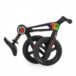 Η φωτογραφία δείχνει Balance Bike Foldy – Ένα διασκεδαστικό ξεκίνημα στον κόσμο της ποδηλασίας!Δώστε στο παιδί σας την ελευθερία και την αυτοπεποίθηση να εξερευνήσει με αυτό το ελαφρύ, ασφαλές και άνετο ποδήλατο ισορροπίας, ειδικά σχεδιασμένο για μικρούς λάτρεις της περιπέτειας ηλικίας 2-5 ετών (έως