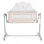 Η φωτογραφία δείχνει Η πολυλειτουργική βρεφική κούνια C’est la vie – Cangaroo έχει σχεδιαστεί για να παρέχει μέγιστη άνεση και ασφάλεια από την πρώτη μέρα.