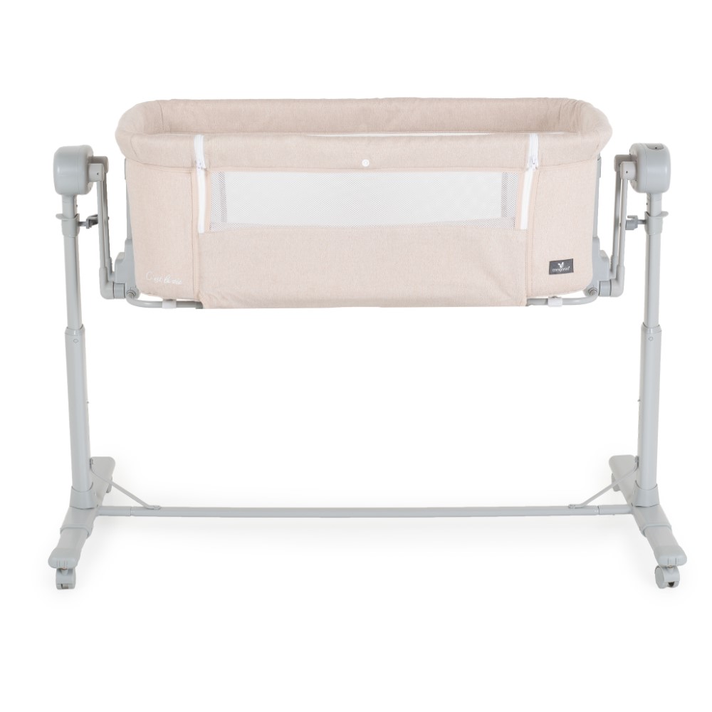 Η φωτογραφία δείχνει Η πολυλειτουργική βρεφική κούνια C’est la vie – Cangaroo έχει σχεδιαστεί για να παρέχει μέγιστη άνεση και ασφάλεια από την πρώτη μέρα.