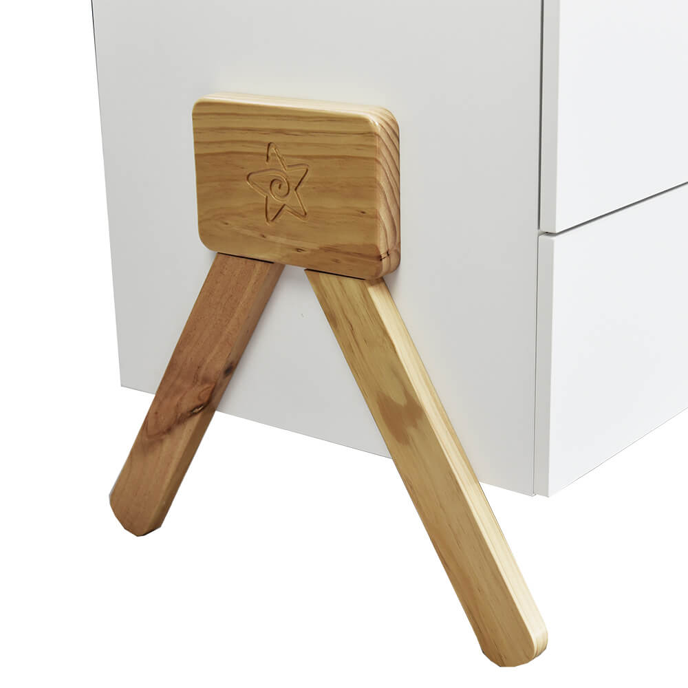 Η νέα, μοντέρνα και στυλάτη συρταριέρα- αλλαξιέρα Monna, διαθέτει 3 ευρύχωρα συρτάρια.