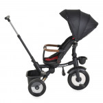 Το Jasper είναι το τέλειο τρίκυκλο για παιδιά άνω των 10 μηνών, με μέγιστη χωρητικότητα βάρους 25 κιλά – ο ιδανικός σύντροφος για διασκέδαση και άνεση στην αρχή του ταξιδιού του παιδιού σας!Το τρίκυκλο μπορεί να χρησιμοποιηθεί με δύο κύριες επιλογές:Τρίκυκλο με λαβή γονικού ελέγχου: Οι γονείς μ