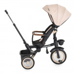 Η φωτογραφία δείχνει Το Jasper είναι το τέλειο τρίκυκλο για παιδιά άνω των 10 μηνών, με μέγιστη χωρητικότητα βάρους 25 κιλά – ο ιδανικός σύντροφος για διασκέδαση και άνεση στην αρχή του ταξιδιού του παιδιού σας!Το τρίκυκλο μπορεί να χρησιμοποιηθεί με δύο κύριες επιλογές:Τρίκυκλο με λαβή γονικού ελέγ