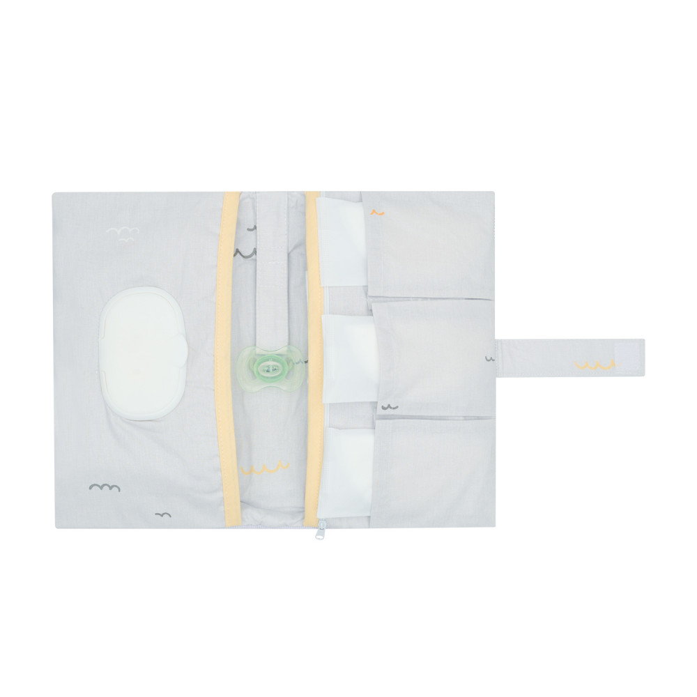 Η φωτογραφία δείχνει KIKKA BOO&nbsp;ΥΦΑΣΜΑΤΙΝΗ ΘΗΚΗ ΓΙΑ ΠΑΝΑ ΚΑΙ ΜΩΡΟΜΑΝΤΗΛΑ&nbsp;Υποδοχή πάνας κατασκευασμένη από 100% βαμβακερό υλικό.