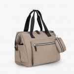 Η φωτογραφία δείχνει Βγείτε με στυλ και πρακτικότητα με τη μαμά τσάντα MAXI.