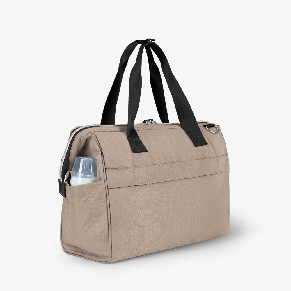 Η φωτογραφία δείχνει Βγείτε με στυλ και πρακτικότητα με τη μαμά τσάντα MAXI.