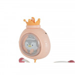 Η φωτογραφία δείχνει Το μουσικό περιστρεφόμενο «Penguin» είναι ένα πολυλειτουργικό παιχνίδι που προσφέρει ποικιλία μελωδιών, λευκό θόρυβο, απαλό φωτισμό και πολύχρωμη προβολή εικόνας.