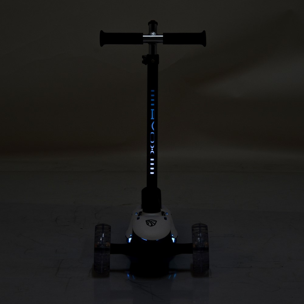 Byox scooter πατίνι Τύπος ρουλεμάν: ABEC-5Υλικό κατασκευής: ΑλουμίνιοΥλικό-μέγεθος τροχών: μπροστά 125/40mm, πίσω 90/40 mmΦως LED  με κουμπί στην σανίδα και στις 2 πλευρές και κατα μήκος του τιμονιού.