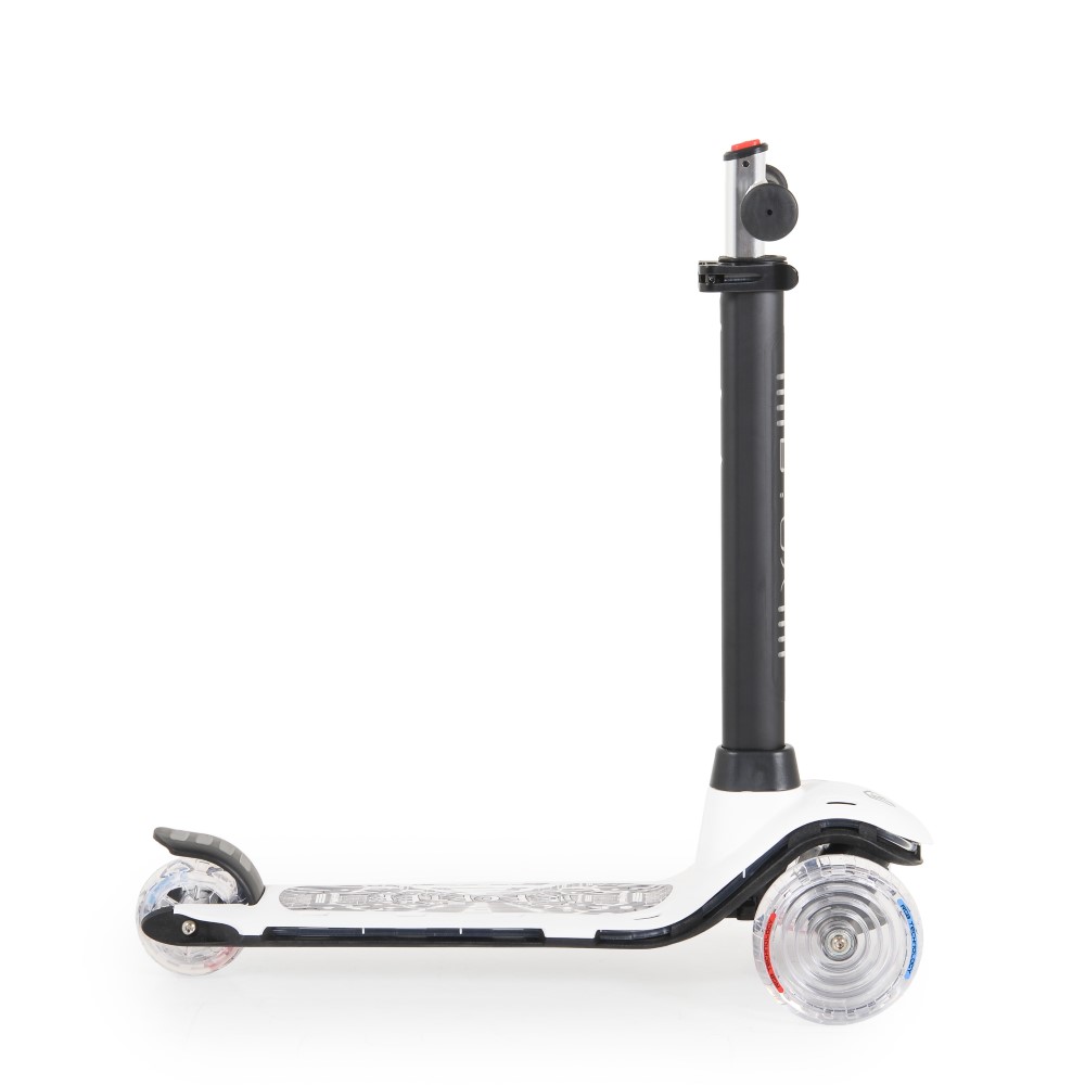 Byox scooter πατίνι Τύπος ρουλεμάν: ABEC-5Υλικό κατασκευής: ΑλουμίνιοΥλικό-μέγεθος τροχών: μπροστά 125/40mm, πίσω 90/40 mmΦως LED  με κουμπί στην σανίδα και στις 2 πλευρές και κατα μήκος του τιμονιού.