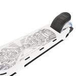 Byox scooter πατίνι Τύπος ρουλεμάν: ABEC-5Υλικό κατασκευής: ΑλουμίνιοΥλικό-μέγεθος τροχών: μπροστά 125/40mm, πίσω 90/40 mmΦως LED  με κουμπί στην σανίδα και στις 2 πλευρές και κατα μήκος του τιμονιού.