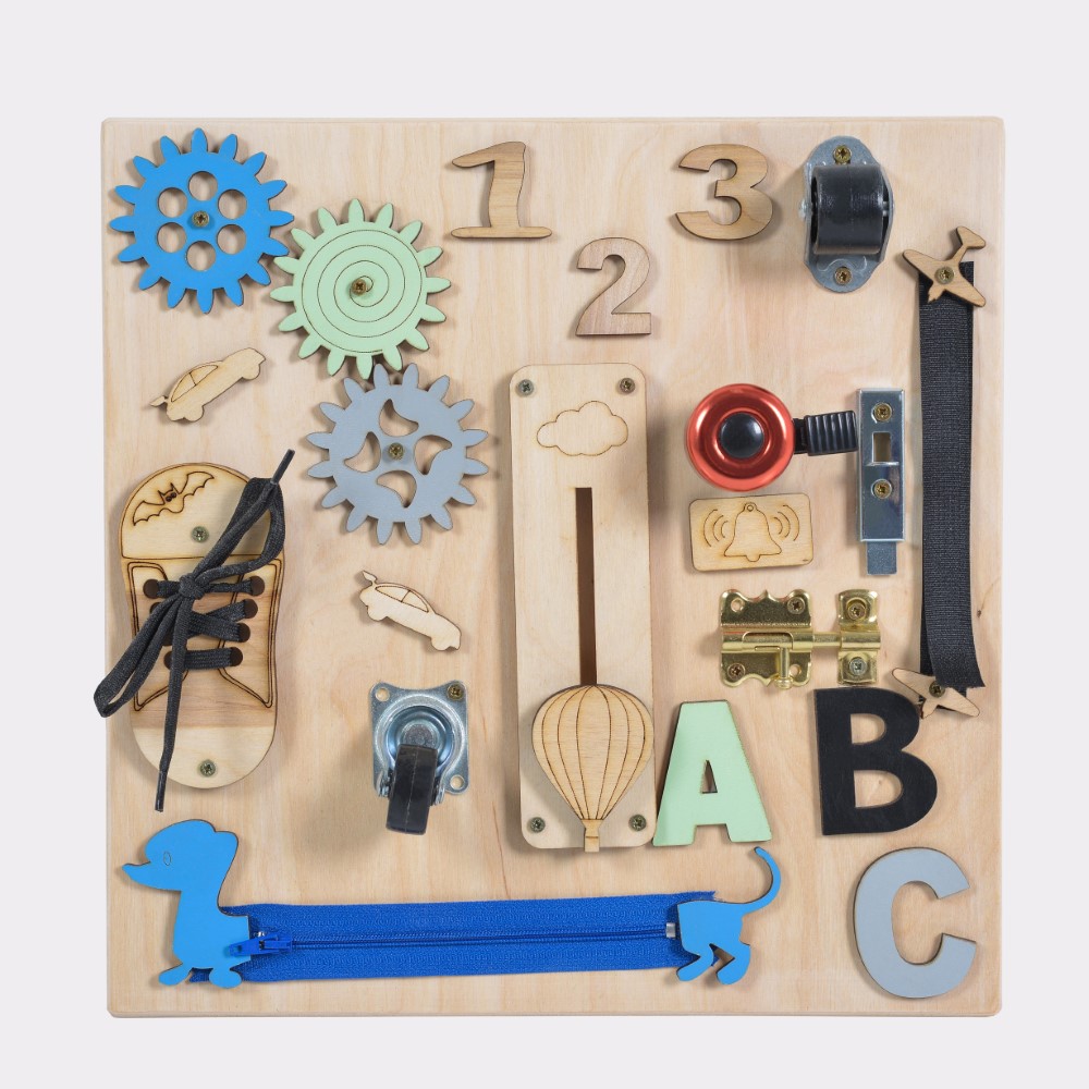 Πολύχρωμος πίνακας, κινούμενα γρανάζια, φερμουάρ, κινητοί και περιστροφικοί τροχοί, velcro, μάνδαλα δύο ειδών, ρολόι με κινούμενους δείκτες, γάντζος για κλειδαριά, διακόπτης φώτων.