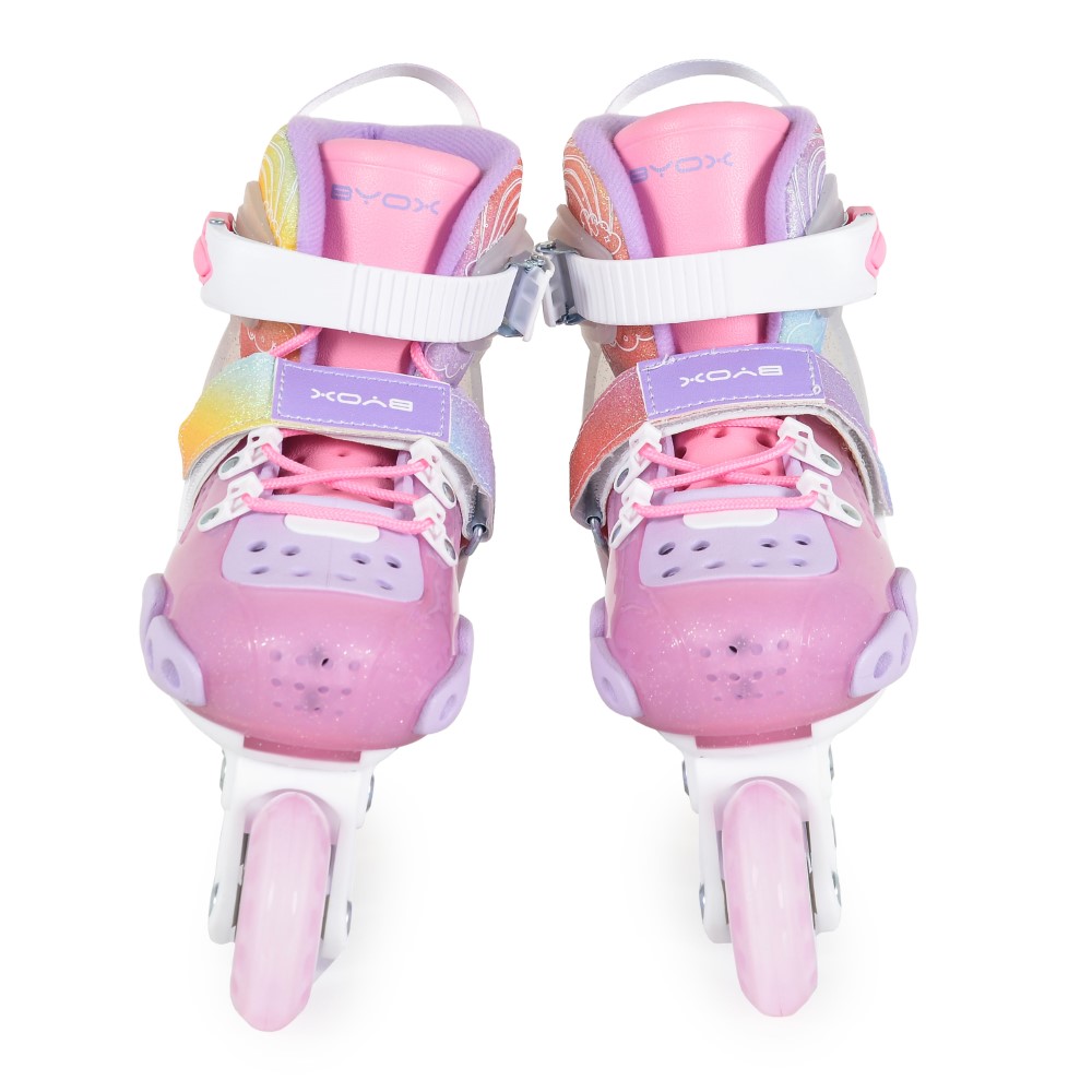 Inline Skates με τετραπλούς τροχούς κατάλληλα για αρχάριουςΚέλυφος: Υψηλής πρόσκρουσης PPΚαπάκι δακτύλων/μανσέτα: Υψηλής πρόσκρουσης PP με γκλίτερΚλείσιμο: ρυθμιζόμενες πόρπεςΜπότες επένδυσης: ντεγκραντέ χρώμα γκλίτερ + αναπνεύσιμο βελούδο με επένδυση από αφρώδες υλικό έως και υλικό έγχυσης (SS2mm P