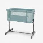 Η φωτογραφία δείχνει Το Bedside Crib NOAH είναι σχεδιασμένο για βρέφη από τη γέννηση έως 6 μηνών, παρέχοντας ένα ασφαλές, άνετο μέρος ακριβώς δίπλα στο κρεβάτι σας βοηθώντας τόσο τους γονείς όσο και το μωρό να επιτύχουν έναν ήσυχο και εύκολο νυχτερινό ύπνο.