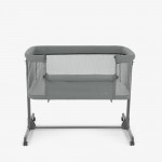 Το Bedside Crib NOAH είναι σχεδιασμένο για βρέφη από τη γέννηση έως 6 μηνών, παρέχοντας ένα ασφαλές, άνετο μέρος ακριβώς δίπλα στο κρεβάτι σας βοηθώντας τόσο τους γονείς όσο και το μωρό να επιτύχουν έναν ήσυχο και εύκολο νυχτερινό ύπνο.