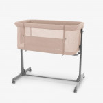 Το Bedside Crib NOAH είναι σχεδιασμένο για βρέφη από τη γέννηση έως 6 μηνών, παρέχοντας ένα ασφαλές, άνετο μέρος ακριβώς δίπλα στο κρεβάτι σας βοηθώντας τόσο τους γονείς όσο και το μωρό να επιτύχουν έναν ήσυχο και εύκολο νυχτερινό ύπνο.