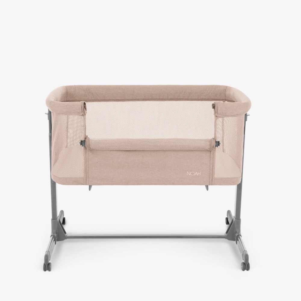Το Bedside Crib NOAH είναι σχεδιασμένο για βρέφη από τη γέννηση έως 6 μηνών, παρέχοντας ένα ασφαλές, άνετο μέρος ακριβώς δίπλα στο κρεβάτι σας βοηθώντας τόσο τους γονείς όσο και το μωρό να επιτύχουν έναν ήσυχο και εύκολο νυχτερινό ύπνο.