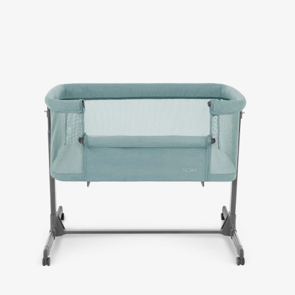 Η φωτογραφία δείχνει Το Bedside Crib NOAH είναι σχεδιασμένο για βρέφη από τη γέννηση έως 6 μηνών, παρέχοντας ένα ασφαλές, άνετο μέρος ακριβώς δίπλα στο κρεβάτι σας βοηθώντας τόσο τους γονείς όσο και το μωρό να επιτύχουν έναν ήσυχο και εύκολο νυχτερινό ύπνο.