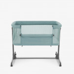 Η φωτογραφία δείχνει Το Bedside Crib NOAH είναι σχεδιασμένο για βρέφη από τη γέννηση έως 6 μηνών, παρέχοντας ένα ασφαλές, άνετο μέρος ακριβώς δίπλα στο κρεβάτι σας βοηθώντας τόσο τους γονείς όσο και το μωρό να επιτύχουν έναν ήσυχο και εύκολο νυχτερινό ύπνο.