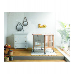 Η φωτογραφία δείχνει Μπανάκι - αλλαξιέρα - συρταριέρα της εταιρείας PALI 76x45x90cmΗ αλλαξιέρα, εφαρμόζει στην επιφάνεια του επίπλου και αφαιρείται εύκολα, διαθέτει δύο υπερυψωμένες άκρες ασφαλείας, όπως προβλέπεται από τις ευρωπαϊκές προδιαγραφές.