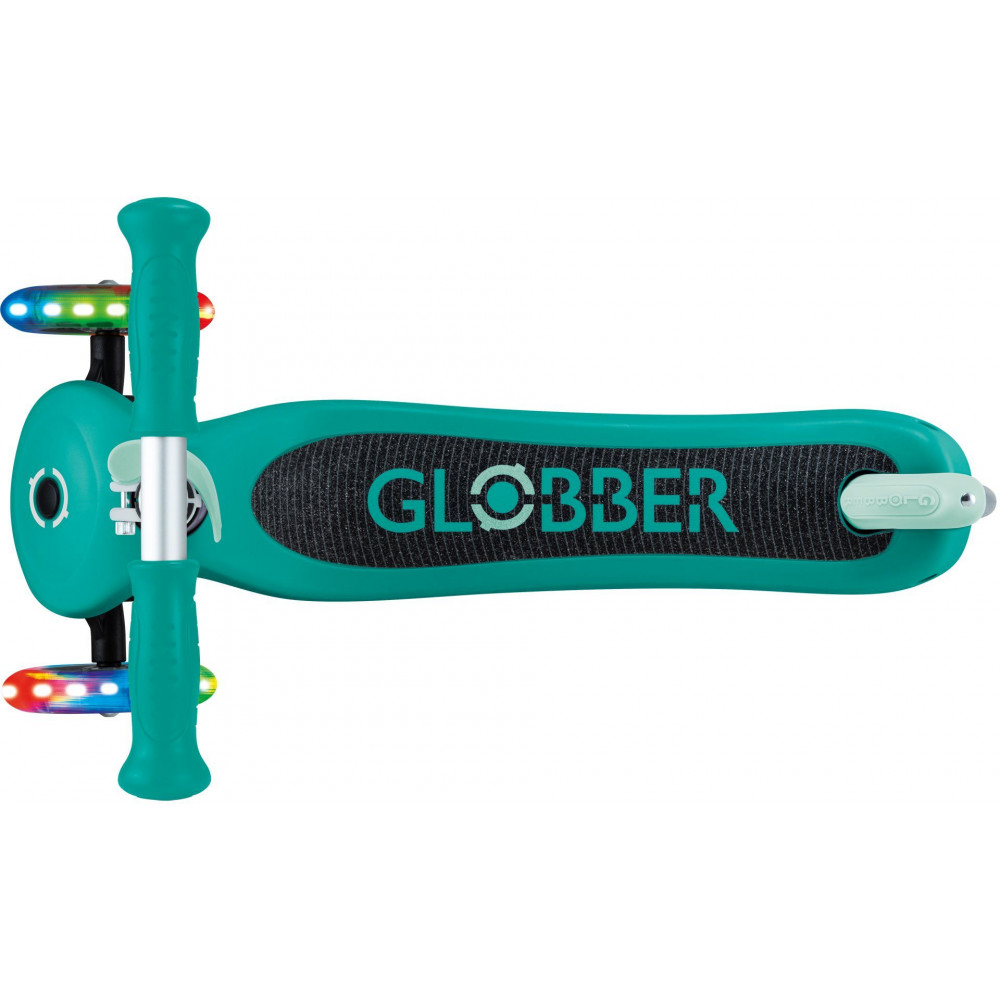Globber Scooter Primo Lights V2 Emeral Green (423-607-4)Πατενταρισμένο κουμπί κλειδώματος τιμονιού που σταθεροποιεί το σύστημα διεύθυνσης των δύο μπροστινών τροχών ώστε να κινείται μόνο προς τα εμπρός και προς τα πίσω, βοηθώντας τα παιδιά να μάθουν να ισορροπούν.