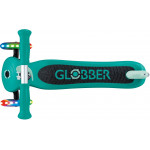 Globber Scooter Primo Lights V2 Emeral Green (423-607-4)Πατενταρισμένο κουμπί κλειδώματος τιμονιού που σταθεροποιεί το σύστημα διεύθυνσης των δύο μπροστινών τροχών ώστε να κινείται μόνο προς τα εμπρός και προς τα πίσω, βοηθώντας τα παιδιά να μάθουν να ισορροπούν.
