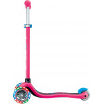 Globber Scooter Primo Lights V2 Fuchsia (423-610-4)Πατενταρισμένο κουμπί κλειδώματος τιμονιού που σταθεροποιεί το σύστημα διεύθυνσης των δύο μπροστινών τροχών ώστε να κινείται μόνο προς τα εμπρός και προς τα πίσω, βοηθώντας τα παιδιά να μάθουν να ισορροπούν.