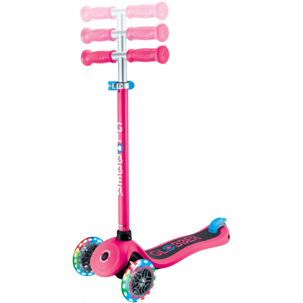 Globber Scooter Primo Lights V2 Fuchsia (423-610-4)Πατενταρισμένο κουμπί κλειδώματος τιμονιού που σταθεροποιεί το σύστημα διεύθυνσης των δύο μπροστινών τροχών ώστε να κινείται μόνο προς τα εμπρός και προς τα πίσω, βοηθώντας τα παιδιά να μάθουν να ισορροπούν.