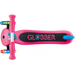 Globber Scooter Primo Lights V2 Fuchsia (423-610-4)Πατενταρισμένο κουμπί κλειδώματος τιμονιού που σταθεροποιεί το σύστημα διεύθυνσης των δύο μπροστινών τροχών ώστε να κινείται μόνο προς τα εμπρός και προς τα πίσω, βοηθώντας τα παιδιά να μάθουν να ισορροπούν.