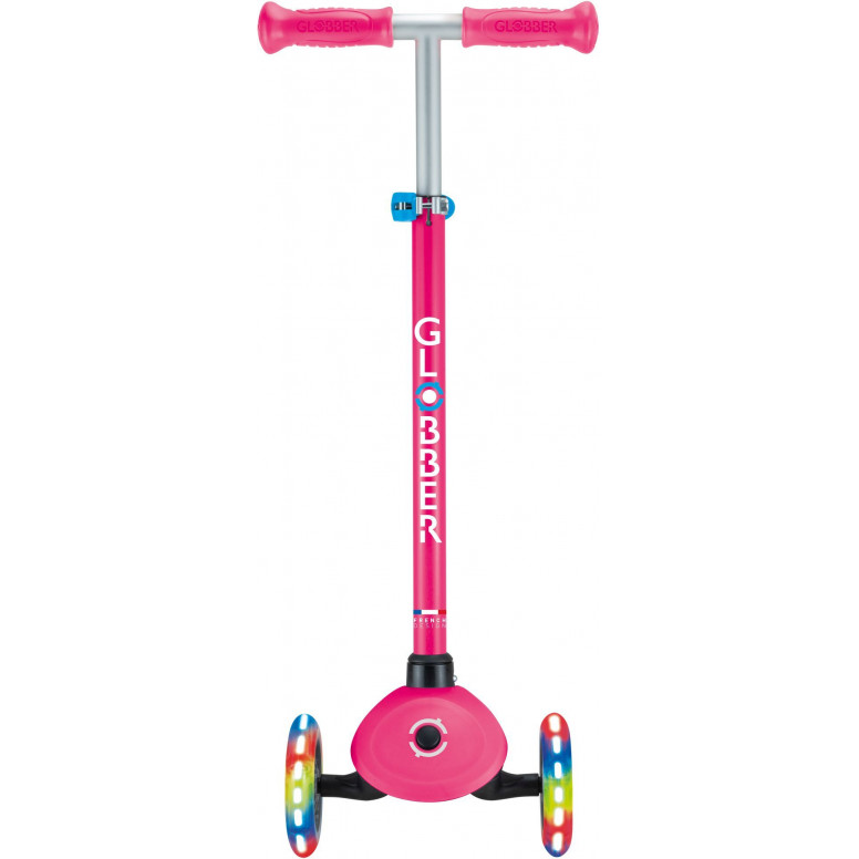 Globber Scooter Primo Lights V2 Fuchsia (423-610-4)Πατενταρισμένο κουμπί κλειδώματος τιμονιού που σταθεροποιεί το σύστημα διεύθυνσης των δύο μπροστινών τροχών ώστε να κινείται μόνο προς τα εμπρός και προς τα πίσω, βοηθώντας τα παιδιά να μάθουν να ισορροπούν.