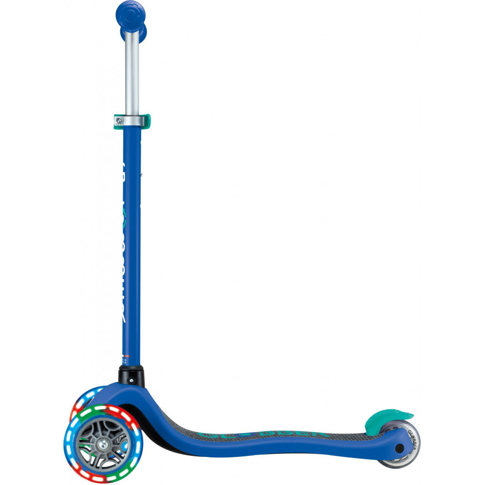 Globber Scooter Primo Lights V2 Navy Blue (423-600-4)Πατενταρισμένο κουμπί κλειδώματος τιμονιού που σταθεροποιεί το σύστημα διεύθυνσης των δύο μπροστινών τροχών ώστε να κινείται μόνο προς τα εμπρός και προς τα πίσω, βοηθώντας τα παιδιά να μάθουν να ισορροπούν.