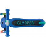 Globber Scooter Primo Lights V2 Navy Blue (423-600-4)Πατενταρισμένο κουμπί κλειδώματος τιμονιού που σταθεροποιεί το σύστημα διεύθυνσης των δύο μπροστινών τροχών ώστε να κινείται μόνο προς τα εμπρός και προς τα πίσω, βοηθώντας τα παιδιά να μάθουν να ισορροπούν.