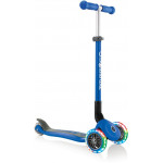 Globber Scooter Primo Foldable Lights Navy Blue (432-100-3)Αναδιπλούμενο σκούτερ 3 τροχών με το πατενταρισμένο σύστημα αναδίπλωσης της Globber με ασφαλές κουμπί που διπλώνει το σκούτερ σε λειτουργία τρόλεϊ.