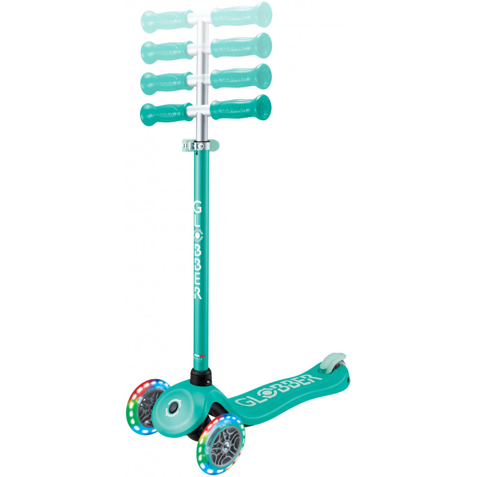 Globber Scooter Primo Plus Lights Emeral Green (442-607-4)Αναδιπλούμενο σκούτερ 3 τροχών με το πατενταρισμένο σύστημα αναδίπλωσης της Globber με ασφαλές κουμπί που διπλώνει το σκούτερ σε λειτουργία τρόλεϊ.